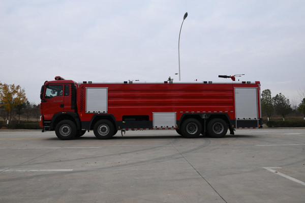 重汽24噸水罐消防車